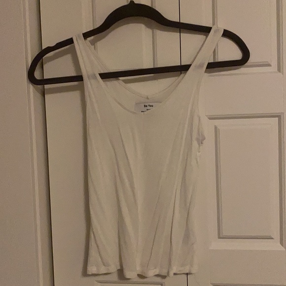 2 basic tank tops - Picture 2 of 3